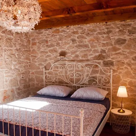 בית נופש Little Charming Stone House *
