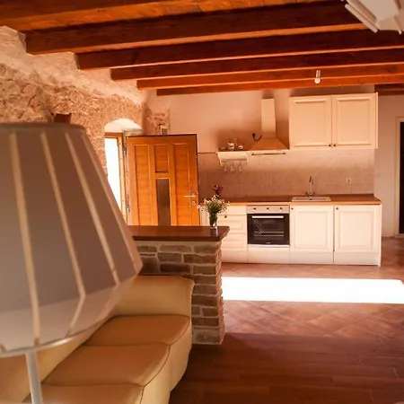 בית נופש Little Charming Stone House Pićan
